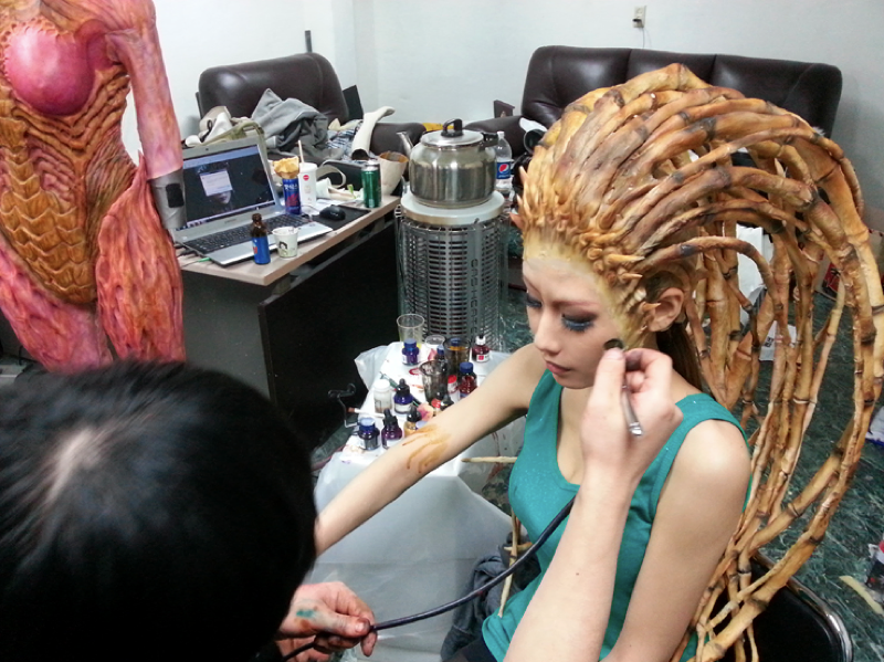 Illustration for article titled How To Make Incredible StarCraft CosplayÂ